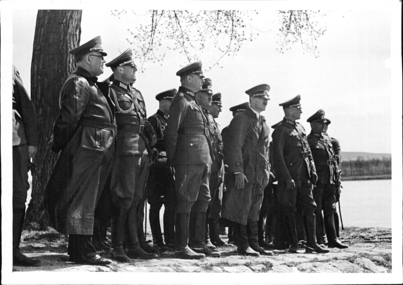 Hitler bei den Rekruten in der Ostmark